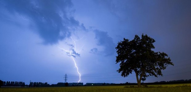Καταιγίδες το Σαββατοκύριακο με επικίνδυνους κεραυνούς 
